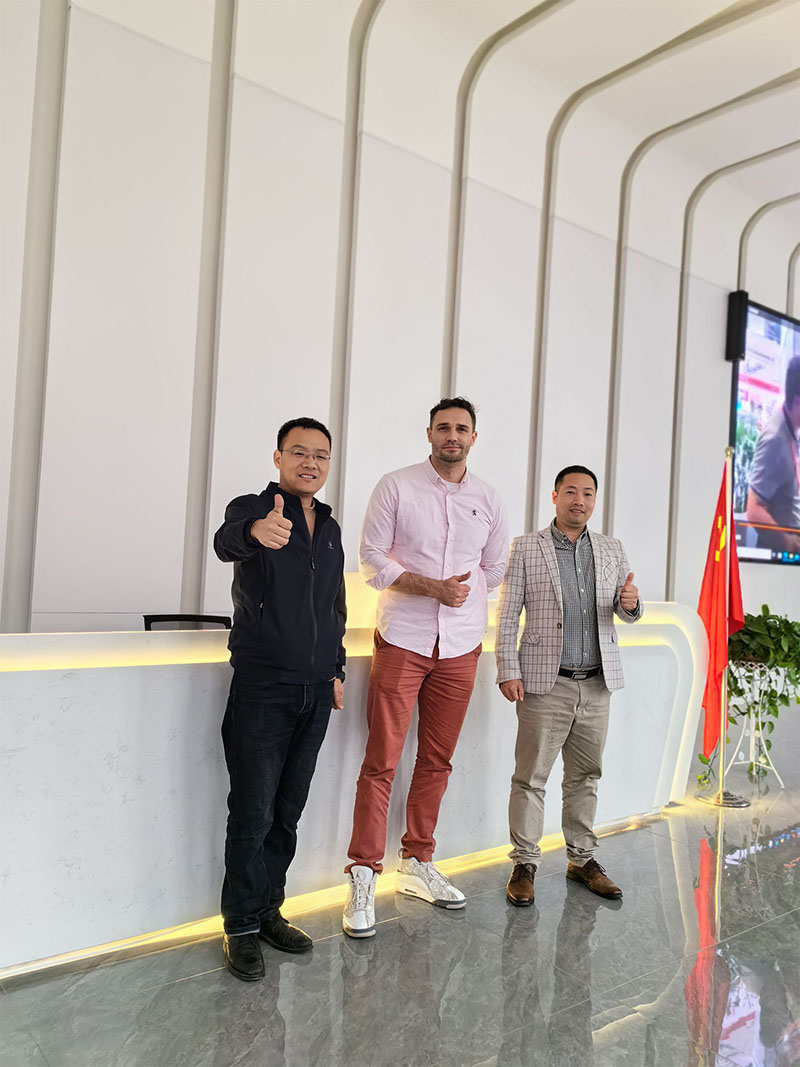 俄羅斯企業(yè)代表團一行在咸陽高新區(qū)考察交流座談會后蒞臨國盛激光參觀交流